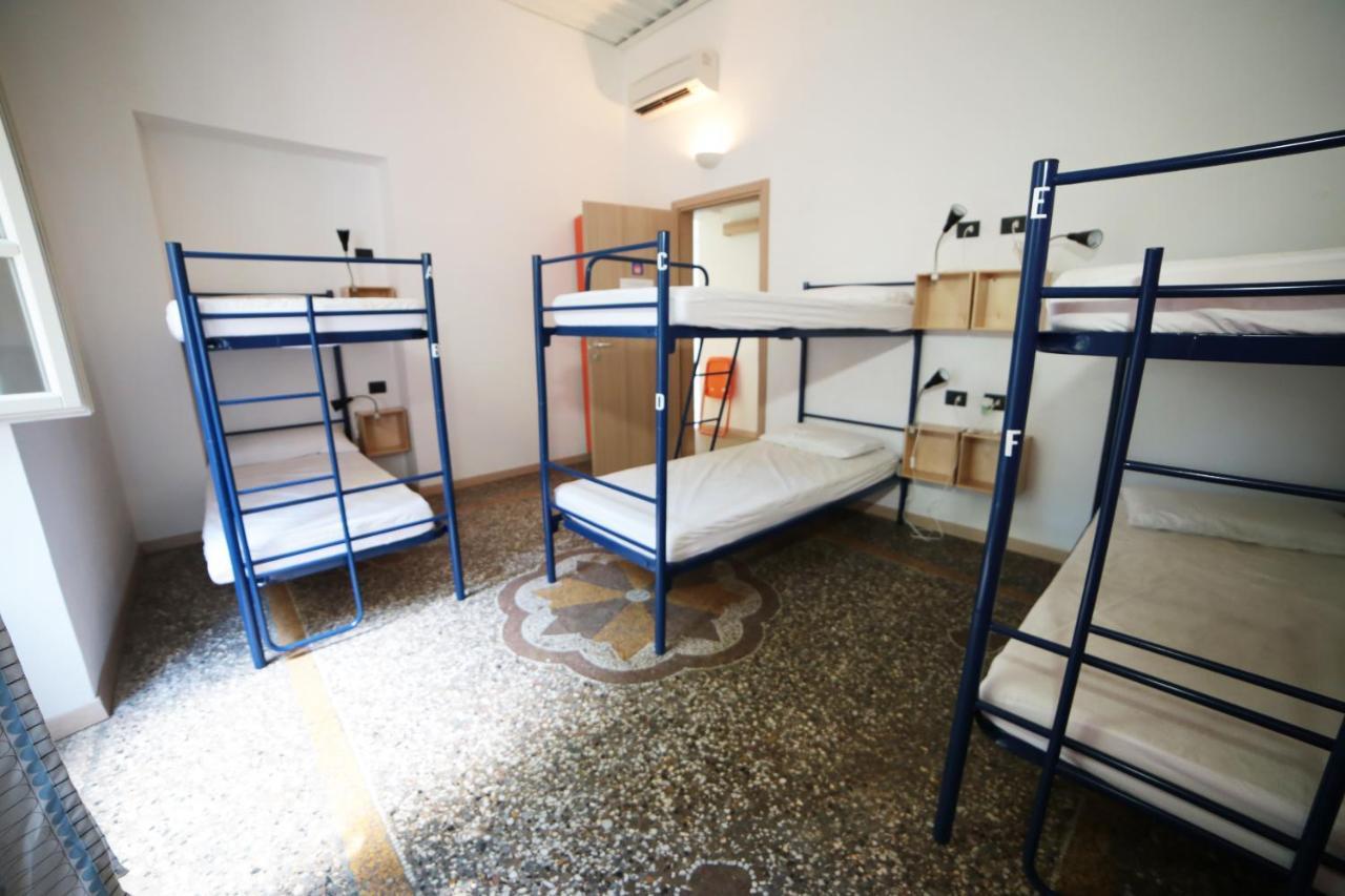 Castle Hostel Cenova Dış mekan fotoğraf